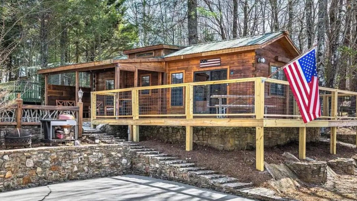 Lake Toxaway Cabin | Bears Folly Cabin is nestled in Lake Toxaway NC. Gated Community!