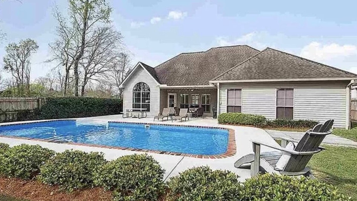 Prairieville House | BEAT THE HEAT WITH A POOL GREAT FOR LSU GAMES