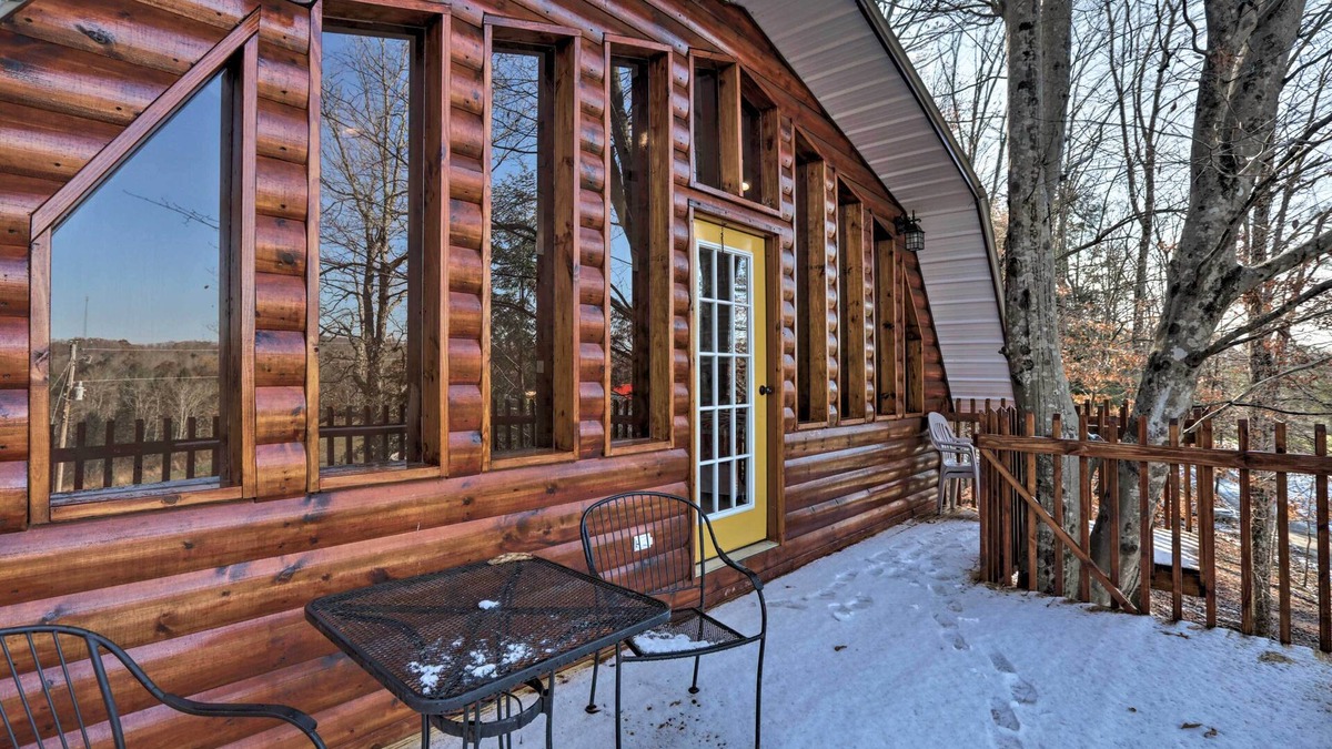 Saint Helens Cabin | Beattyville Cabin w/ Decks By the Red River Gorge!