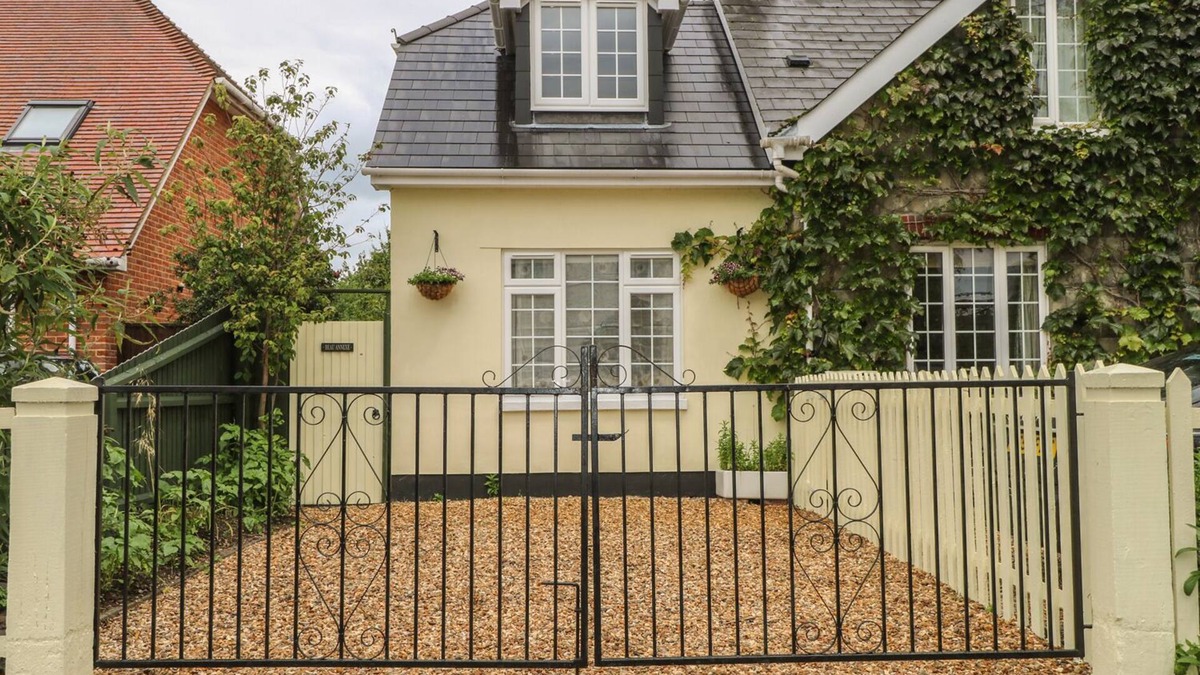New Forest District Apartment | BEAU ANNEXE, pet friendly, character holiday cottage in Ringwood