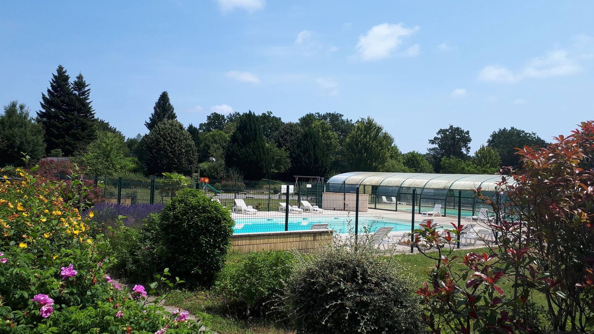 Beynat Ski Chalet | Beau Chalet Avec Ombre, Terrasse et Salon de Jardin Dans Résidence Avec Piscines