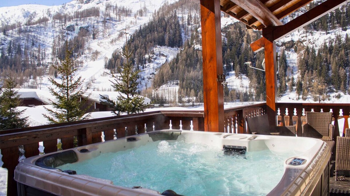 Les Brevieres Ski Chalet | Beau! Chalet de 14 chambres! Vues sur la montagne! Jacuzzi!