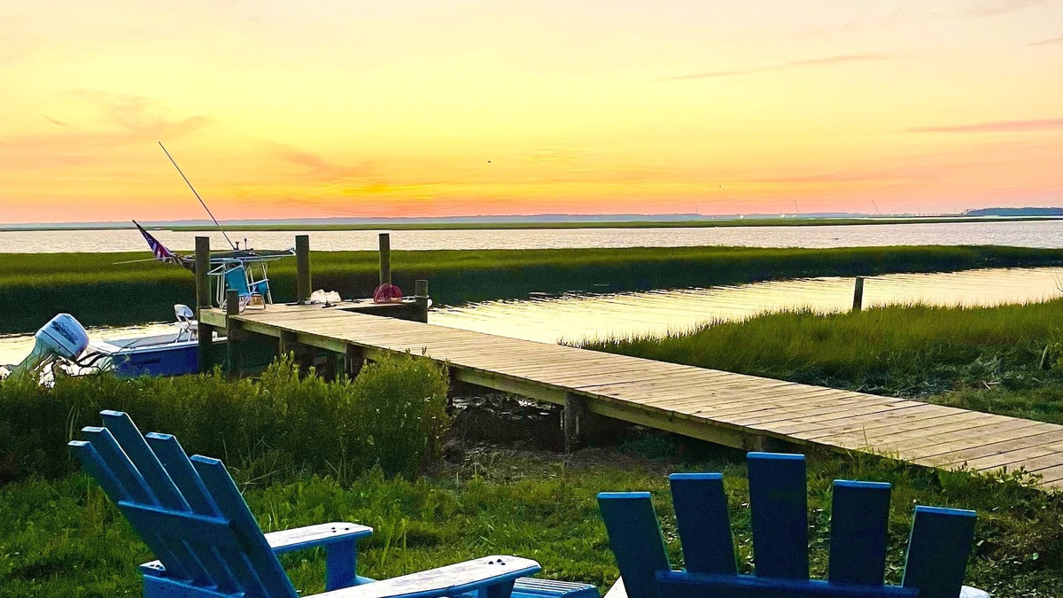 The Black Cat House | Beau Point: Dog-Friendly Waterfront w/dock "Where live oaks meet the sea…”