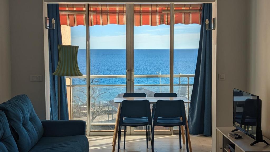 Cannes La Bocca Apartment | Beau Studio 2* confortable face à la mer