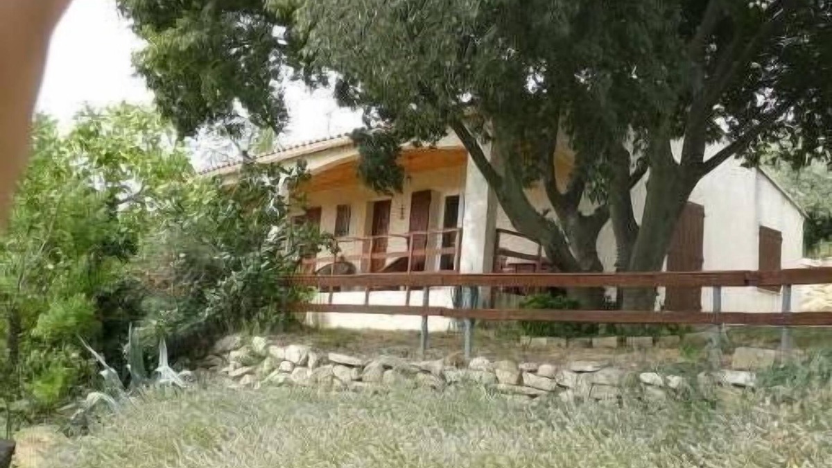 Beaucaire House | BEAUCAIRE Recent house surrounded by nature