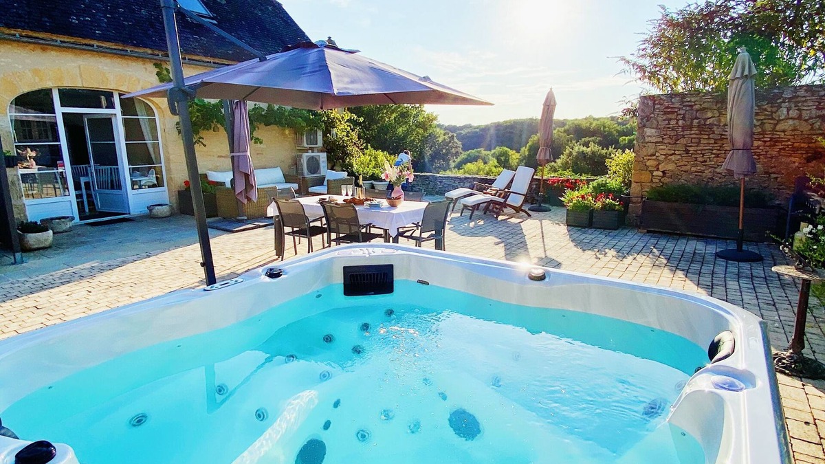 Saint-Crepin-et-Carlucet Cottage | Beautiful 3 bedroom Cottage for 5 with Spa near Sarlat la Canéda, Dordogne