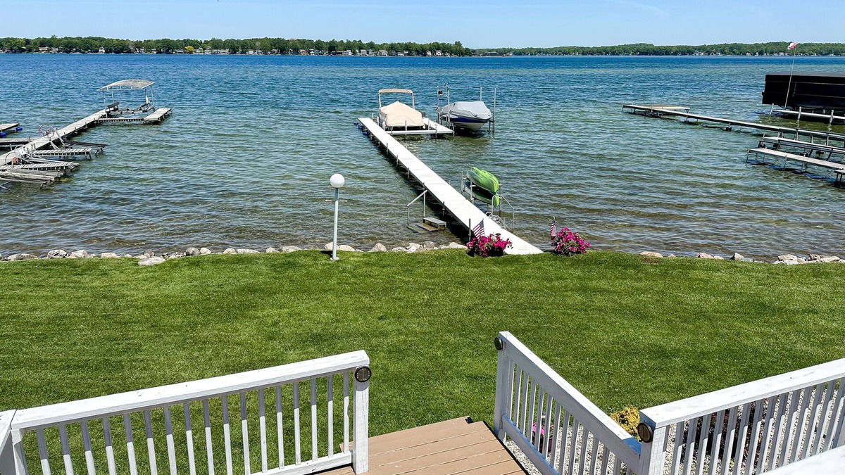 Manitou Beach Cottage | BEAUTIFUL LAKEFRONT COTTAGE! ☀️🧡 KAYAKS! CLEAR SANDY BOTTOM