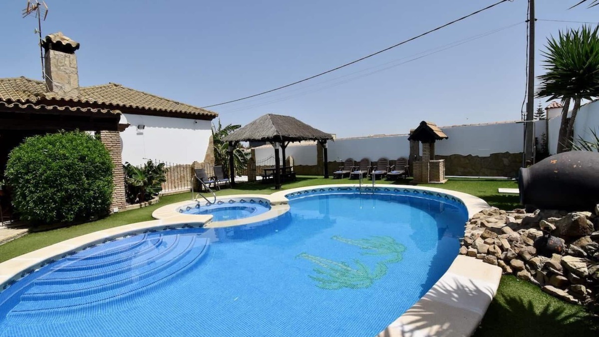 Chiclana de la Frontera Villa | Beautiful private Villa with pool with outdoor Jacuzzi and air conditioning