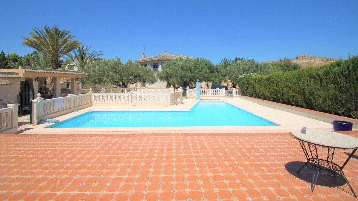 San Vicente del Raspeig Ski Chalet | Beautiful Villa in San Vicente del Raspeig, a quiet location with easy access.