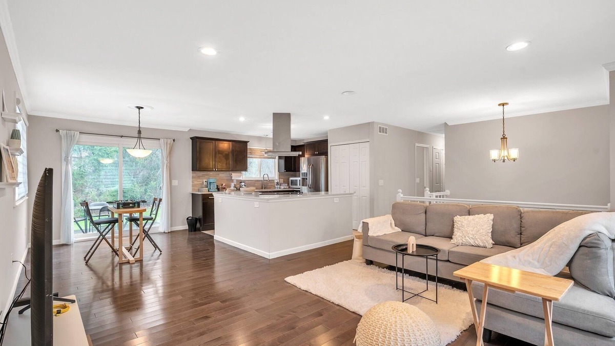 West Bloomfield House | Beautiful cheerful luxurious 3 bedroom house one mile from lake