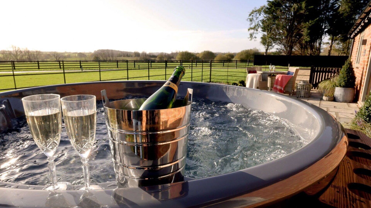 Walton House | Beautiful villa for 2 guests with hot tub, WIFI, pool, TV, terrace, pets allowed and parking