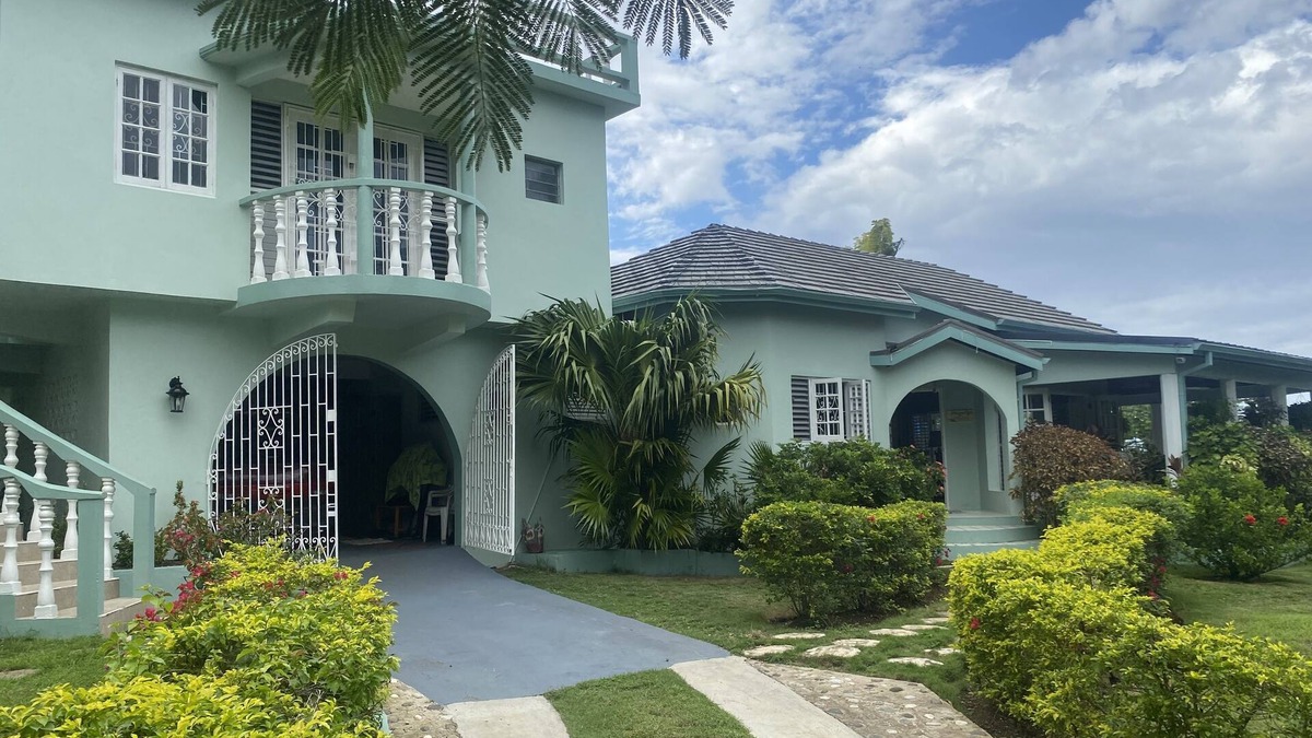 Runaway Bay Villa | Beautiful Lush Property! Great for couples or singles!