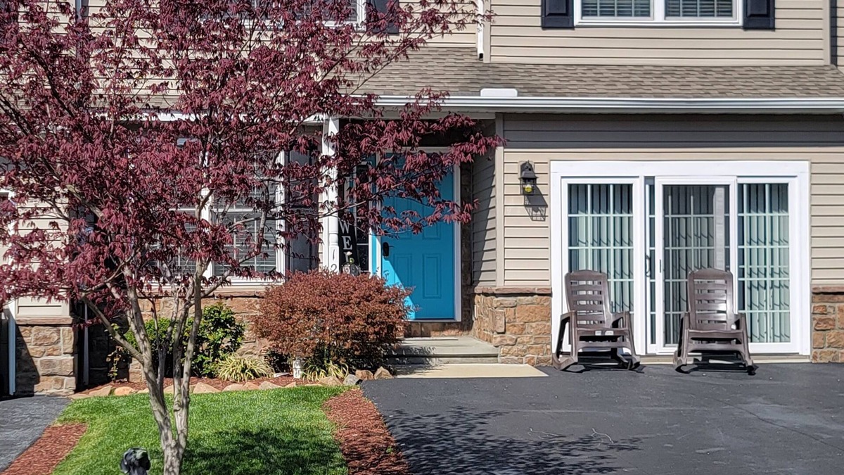 Leacock-Leola-Bareville House | Beautiful townhouse 10 minutes from Lancaster city and Dutch Wonderland