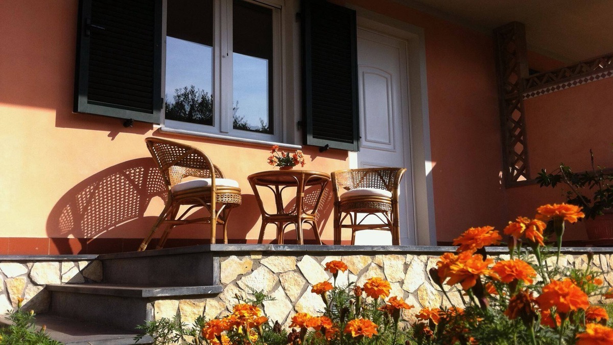 Cinquale Apartment | Beautiful, well-cared-for villa, semi detached, on two floors for 6 persons, terrace for meals outsi