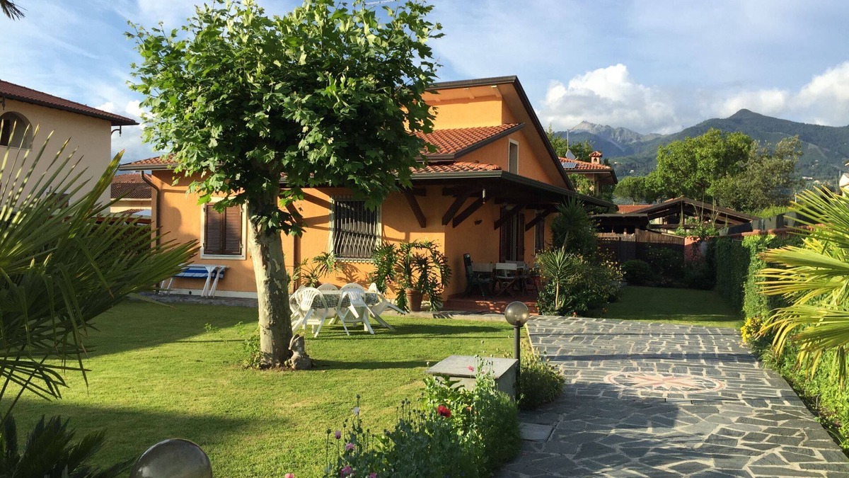 Cinquale Apartment | Beautiful villa with garden all round. Quiet area, modern furniture and all well-looked after. WIFI,