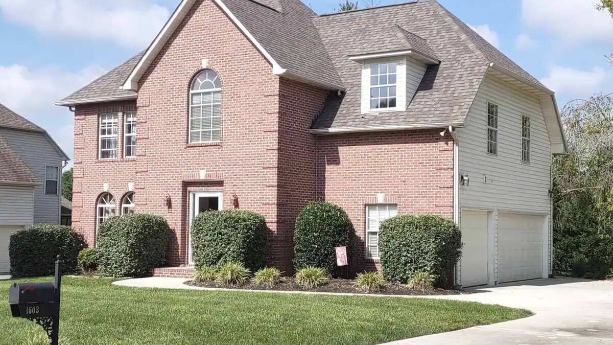 Ashley Oaks House | Beautiful 1 acre 4 bd 3 bath non-smoking homenn
