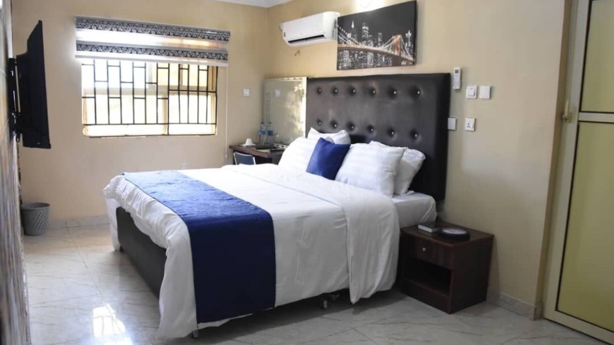Epetu Cabin | Beautiful 1 Bed, Living Room in a Hotel Penthouse