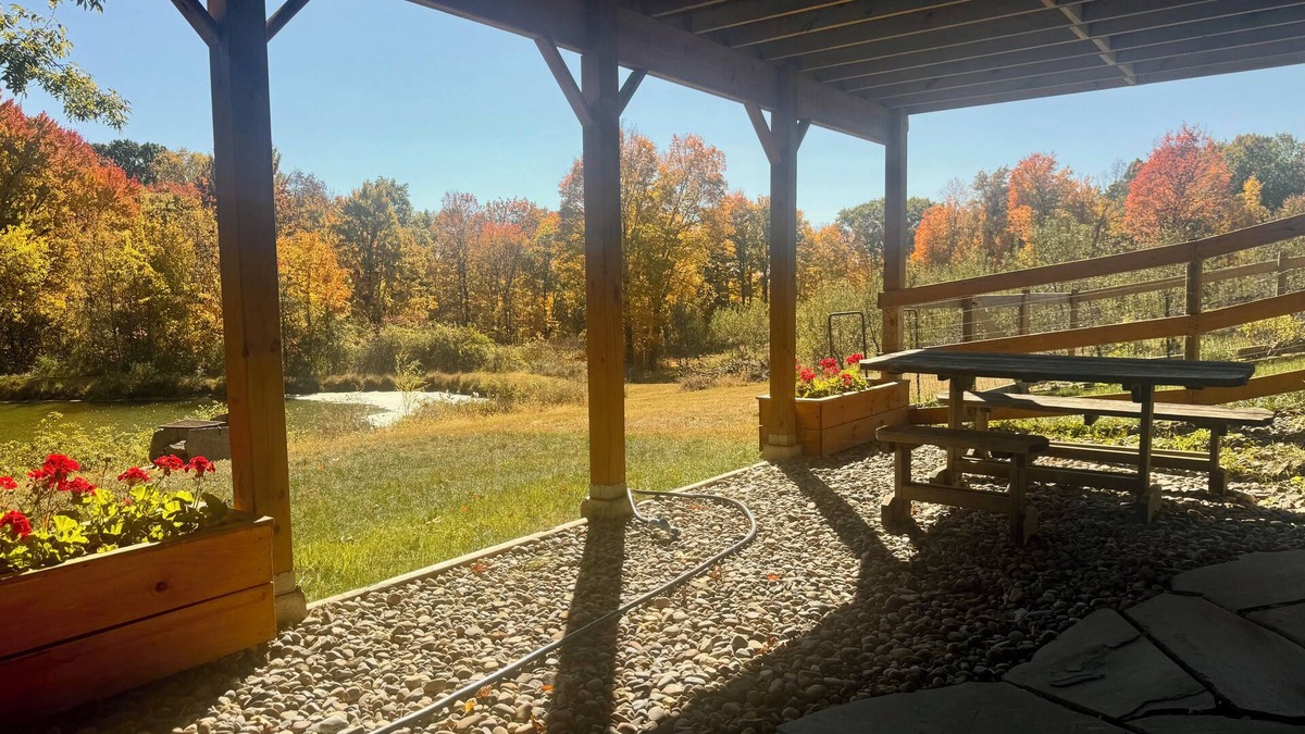 Marlboro House | Beautiful 1-bedroom apartment noverlooking a pond on a 10 acre farm.