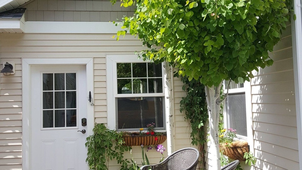 Helena West Side House | Beautiful 1 Bedroom Guest House (pet-free)