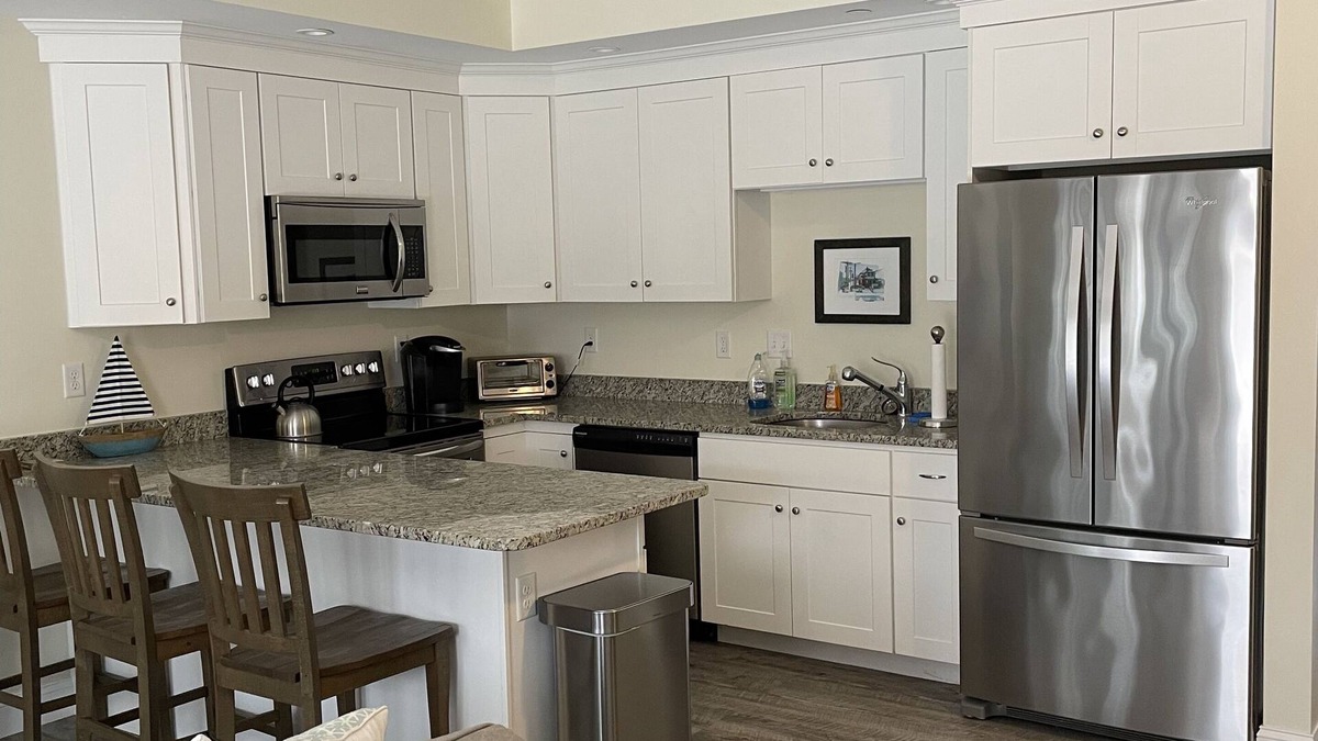 Hampton Condo | Beautiful 1-Bedroom Luxury Condo Sleeps Up to 4, Block to Beach