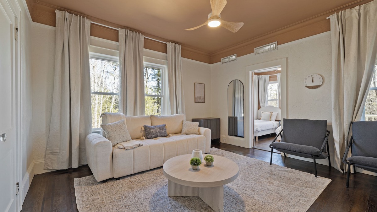 Thompsonville House | Beautiful 10-Bedroom Home for Group Getaways
