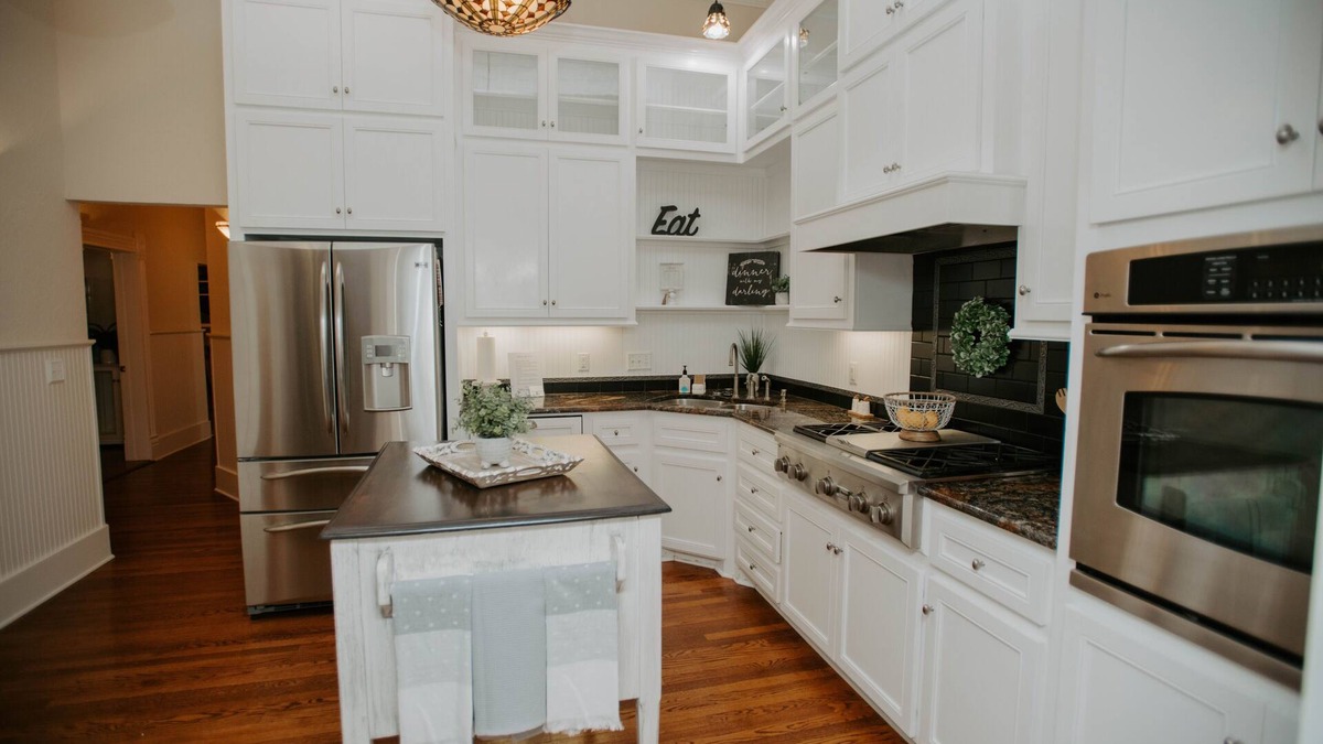 Purcell Apartment | Beautiful 100 year old Apt. on Historic Main St.