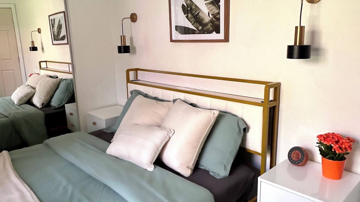 Mid-Wilshire Apartment | Beautiful 1BR, Central Location. Parking and Patio