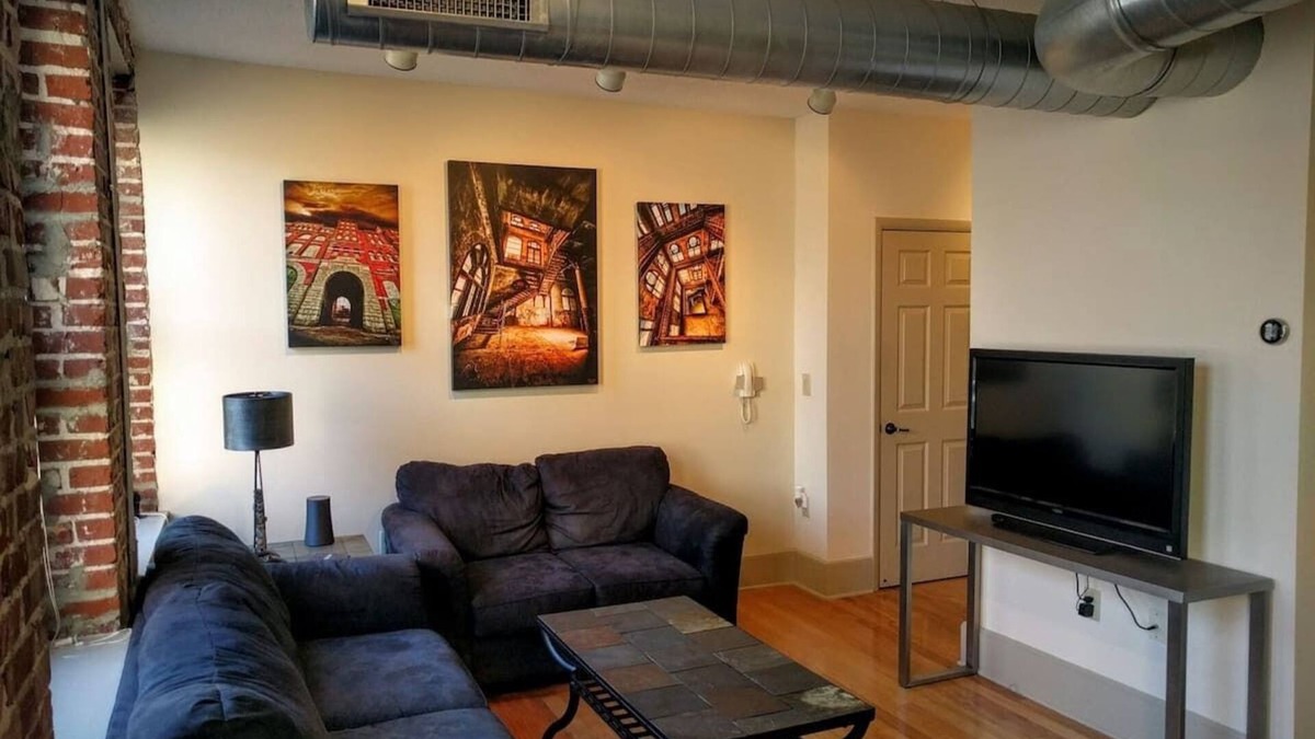 South Main Historic District Condo | Beautiful 1BR downtown condo near EVERYTHING!