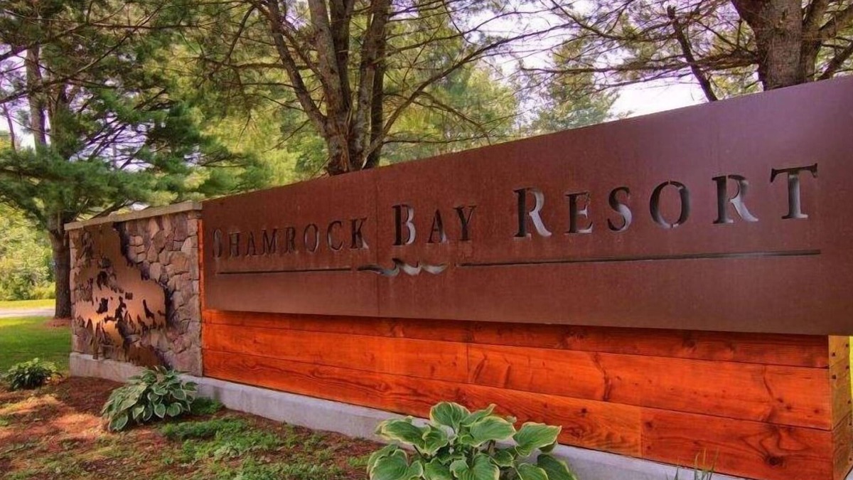 Washago House | Beautiful 2+1 bedroom cottage shamrock bay resort with swimming pool