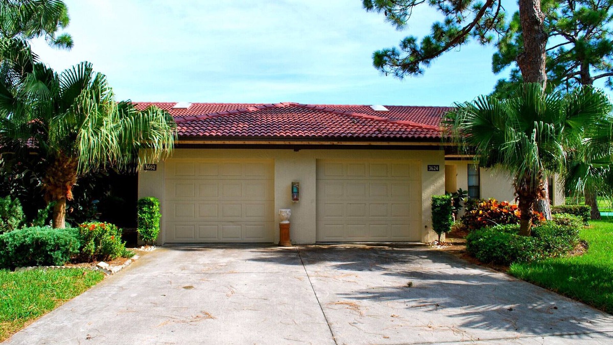 Sarasota Villa | BEAUTIFUL 2/2 VILLAS, KING BED, High speed Wi-Fi, Heated Pool and Jacuzzi!