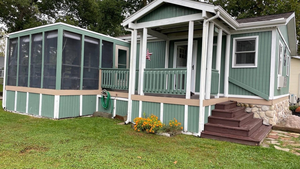 Brimfield House | Beautiful 2 bd 1bath Lake cottage. boat dock , fire pit, screened porch