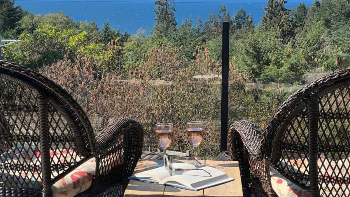 Bowen Island House | Beautiful 2-bdrm home with ocean & sunset views