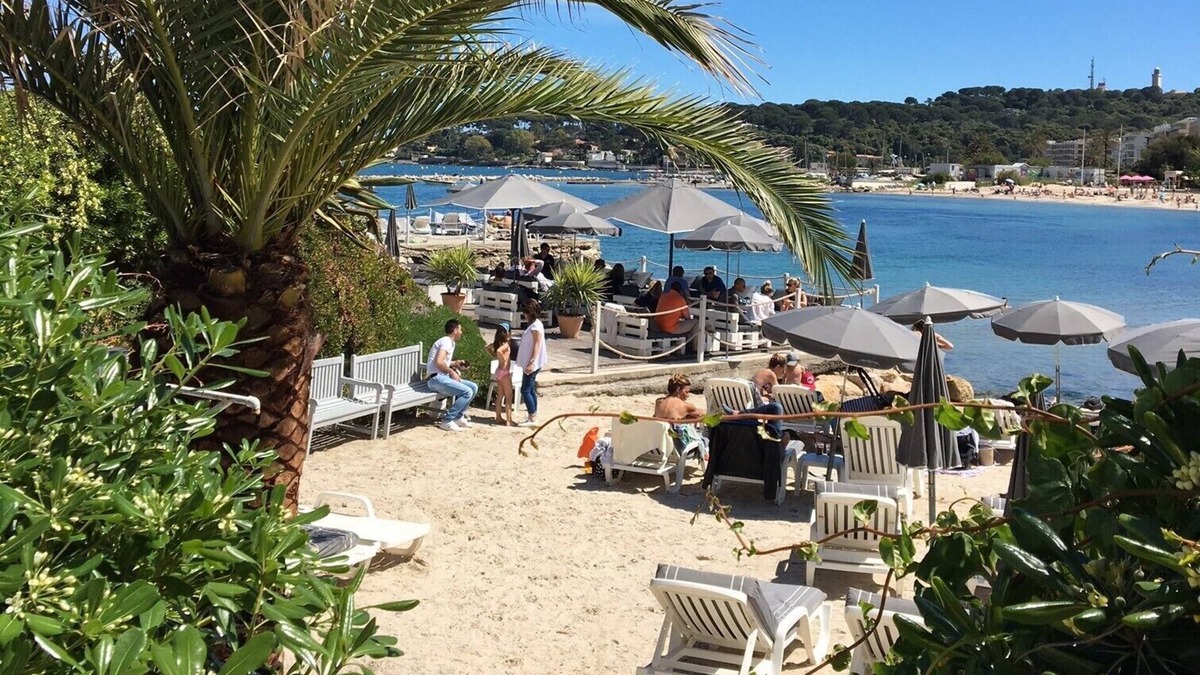 Antibes Old Town Apartment | Beautiful 2 bed apartment in Central Antibes with air conditioning and parking