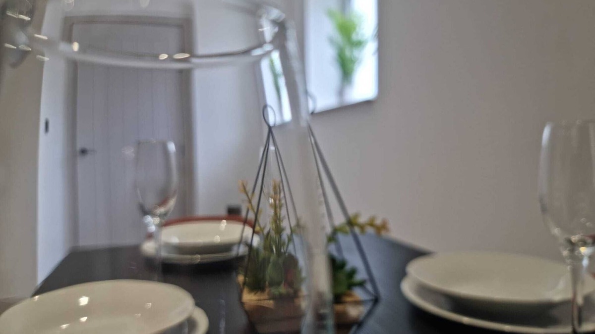 South Benfleet Apartment | Beautiful 2-Bedroom Apartment with Parking