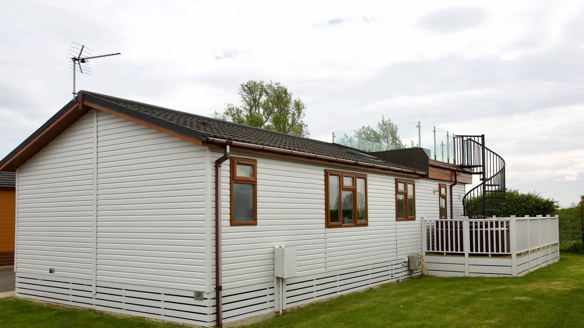 Stretham House | Beautiful 2-Bed lodge with hot tub and saunain Ely