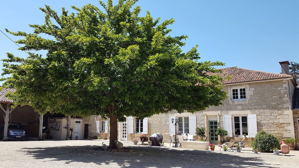 Mauprevoir Cottage | Beautiful 2-Bed Manor House Gite in Mauprévoir
