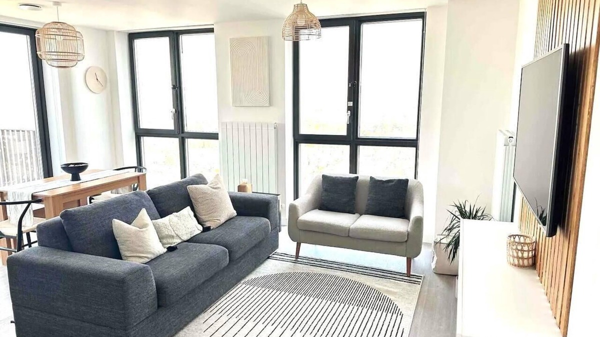 Barking Apartment | Beautiful 2 Bed Penthouse with balcony views Ldn