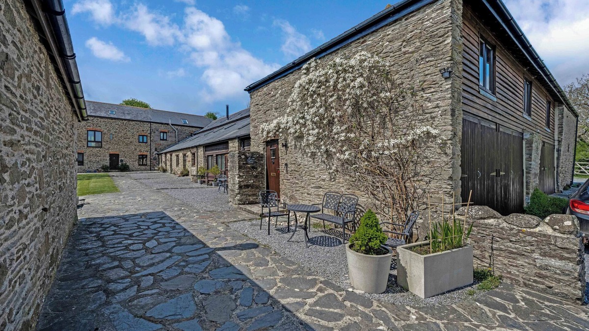 Burgh Island House | Beautiful 2 bed rural barn close to Bigbury on Sea. Golf, Beaches & Countryside