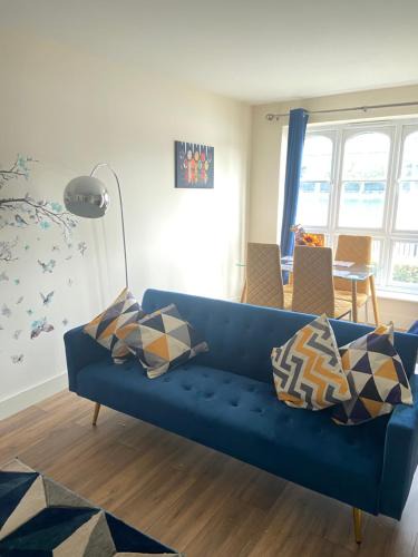 Island Gardens Apartment | Beautiful 2 bed waterfront apartment with parking perfect for Canary Wharf - 2 bed 2 bath apartment with High speed WIFI and Netflix and parking