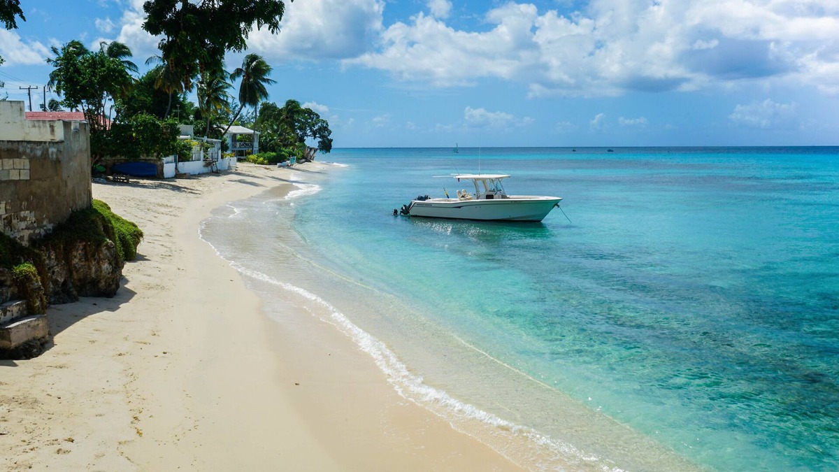 Derricks Apartment | Beautiful 2-Bedroom Apartment right on the beach in this tranquil little bay
