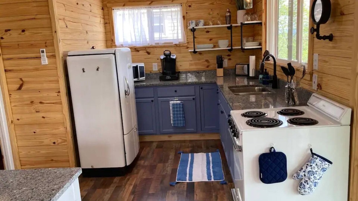 Bean Station Cabin | Beautiful 2 bedroom cabin with amazing lake views