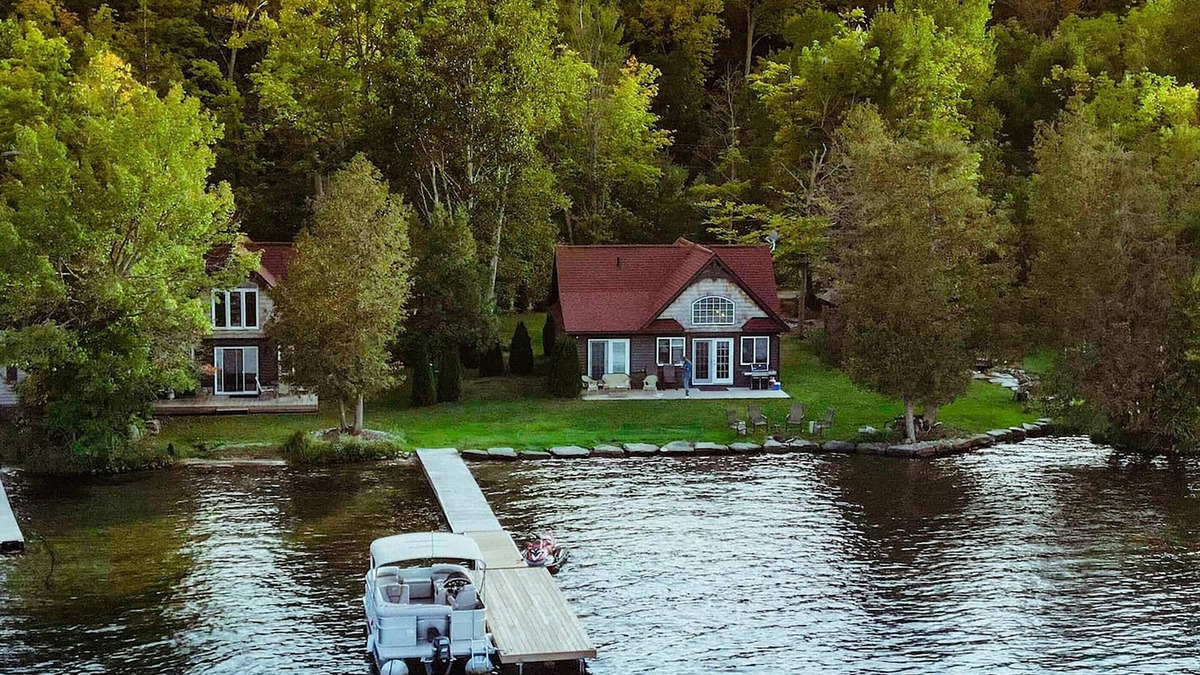 Utterson Cottage | Beautiful 2-Bedroom 2-Bathroom Lakefront Cottage With Spectacular Views