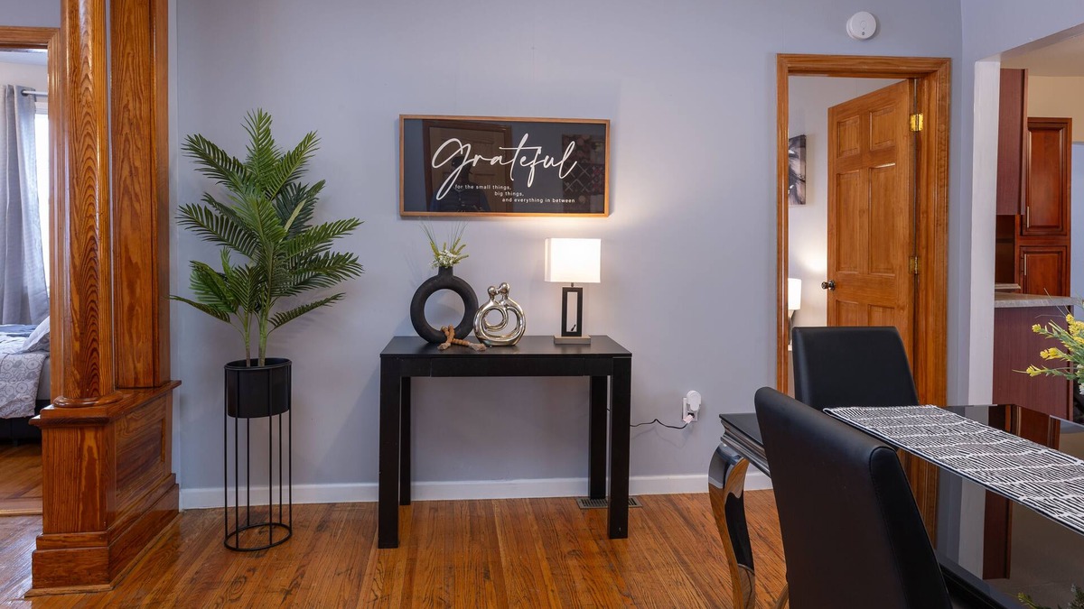 Utica Apartment | Beautiful 2 Bedroom Apt. With fast Wifi & Netflix