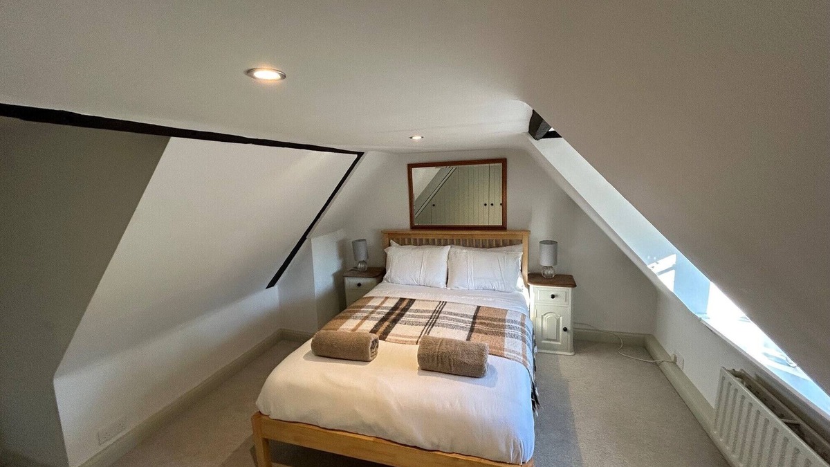 Yalding Apartment | Beautiful 2 bedroom apartment sleeps 4 in the heart of Yalding.