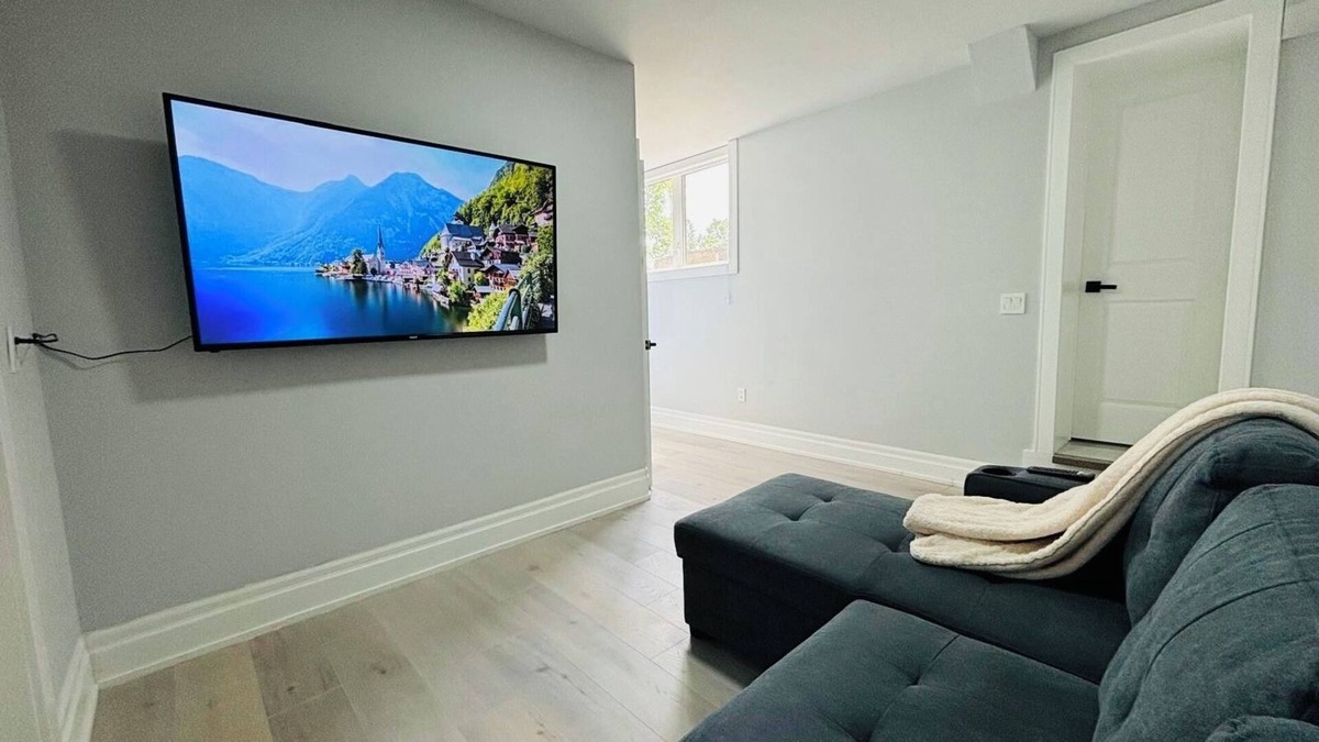 Etobicoke Apartment | Beautiful 2 Bedroom Suite, Full Kitchen and Bathroom