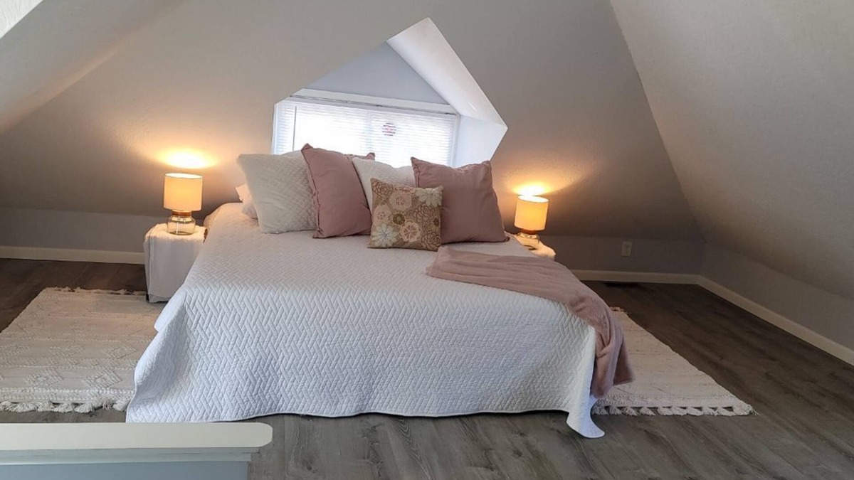 Millersport House | Beautiful 2 Bedroom GRACE COTTAGE. Adjacent to lake