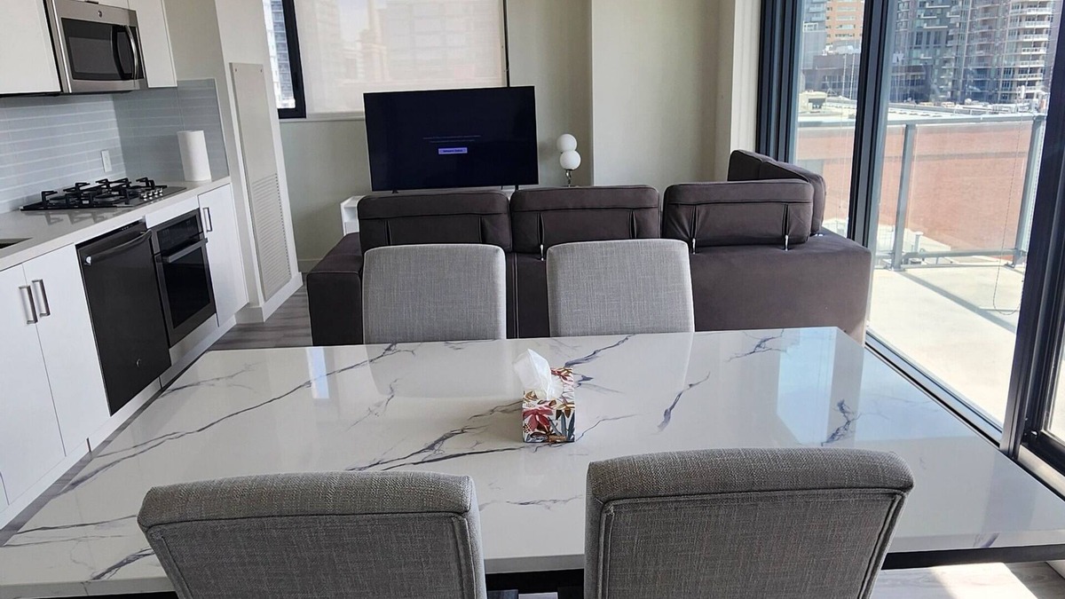 Connaught Condo | Beautiful 2 beds 1 bath downtown