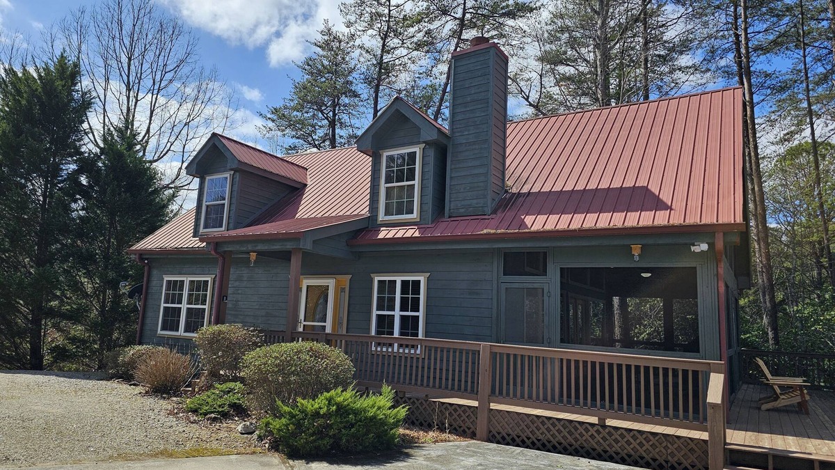Sautee Nacoochee Cabin | Beautiful 2 BR, Mtn Views, Hot tub, Screened Porch, Fiber Optic Internet
