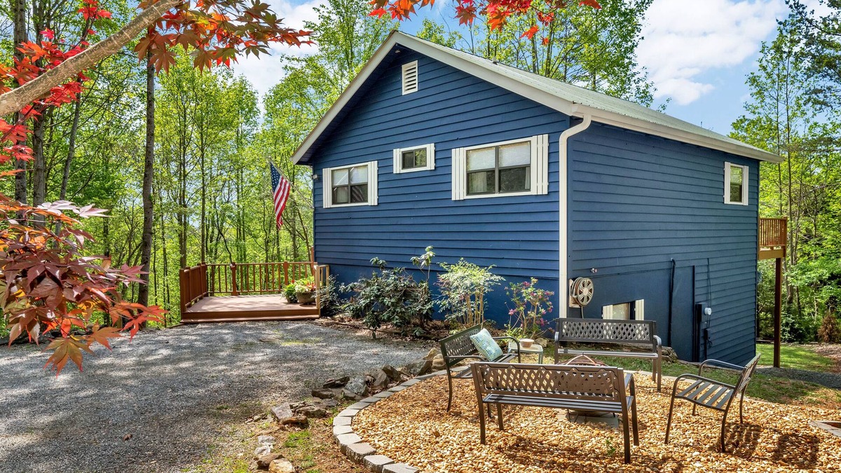 Hiawassee Cabin | Beautiful 2 Kings, 2 fire pits. Arcade Game. Corn home game.