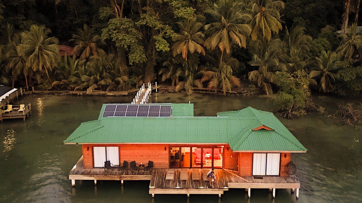 Isla Bastimentos Villa | Beautiful 2 Bedroom-2 Bathroom OverWater Villa in Bastimentos, AC & Wifi
